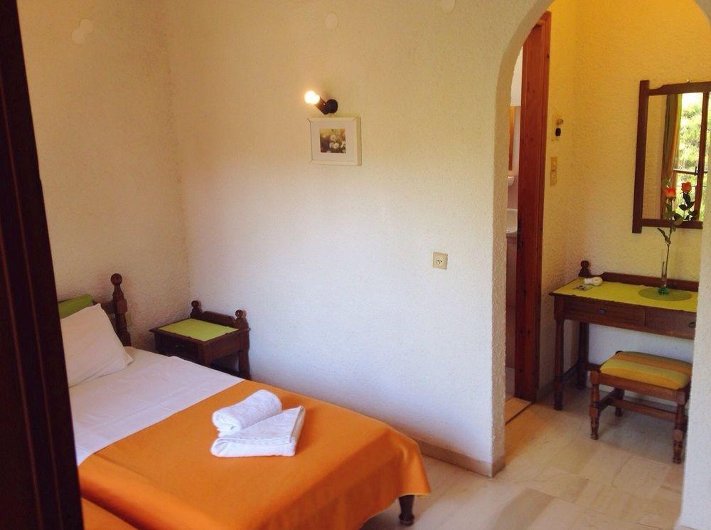 Artemis Rooms Agia Marina  Exterior photo