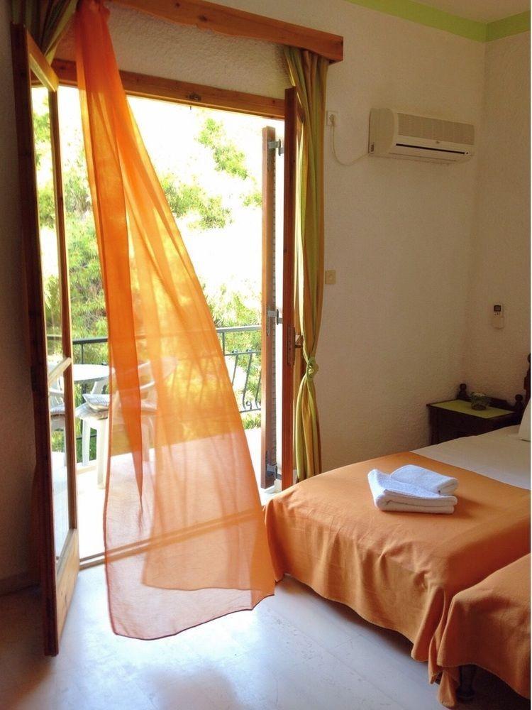 Artemis Rooms Agia Marina  Exterior photo